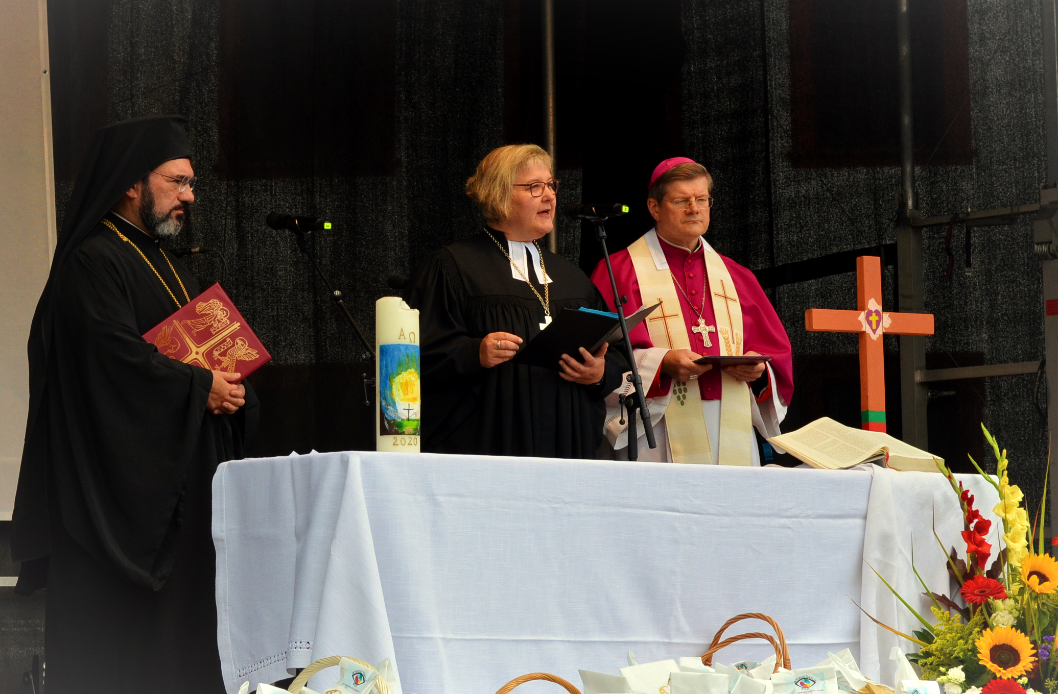 Bischof Emmanuel von Christoupolis, Landesbischöfin Heike Springhart und Erzbischof Stephan Burger (v. l.) hielten eine Trialog-Predigt. Foto: ÖVA