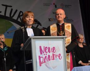 Annette Kurschus, Präses der Evangelischen Kirche von Westfalen und EKD-Ratsvorsitzende, und der Essener Bischof Franz-Josef Overbeck hielten beim bundesweiten IKW-Auftakt in Bottrop eine Dialogpredigt. Foto: ÖVA