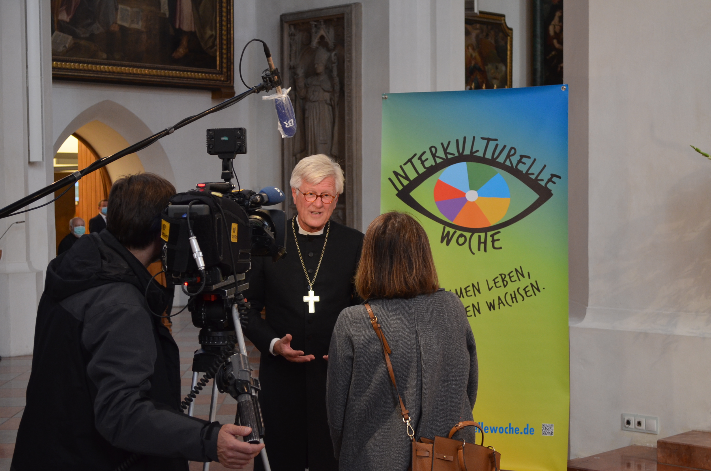 Landesbischof Heinrich Bedford-Strohm wird vor Beginn des ökumenischen Gottesdienstes in München interviewt. Foto: ÖVA