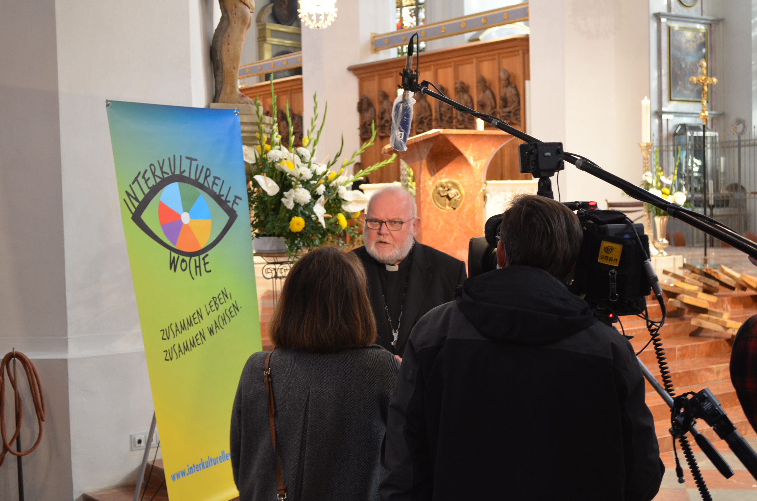 Landesbischof Bedford-Strohm und Kardinal Marx wurden vor Beginn vom Bayerischen Rundfunk interviewt. Foto: ÖVA