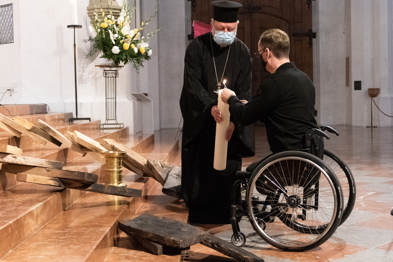 Im Gottesdienst wurde das Kunstwerk "Der gesprengte Ring" präsentiert. Foto: Evangelische Landeskirche