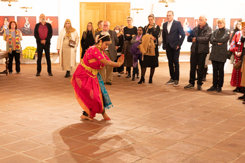 Zur Vernissage gehört auch die Aufführung eines traditionellen indischen Tanzes. Foto: Schmauss