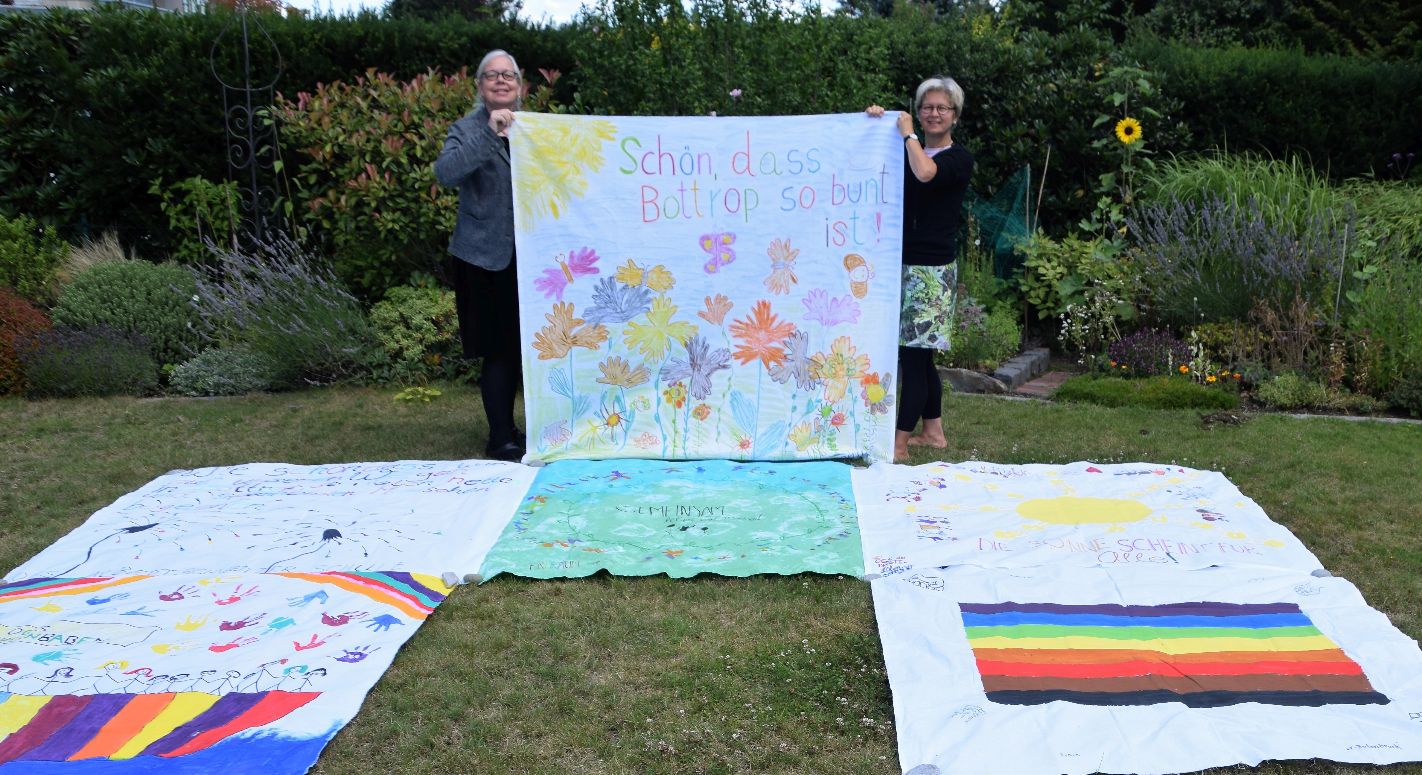 Pfarrerin Anke-Maria Büker-Mamy (l.) und Daniela von Bremen mit den ersten gestalteten Werken für das Banner. Foto: Integrationsagentur Bottrop