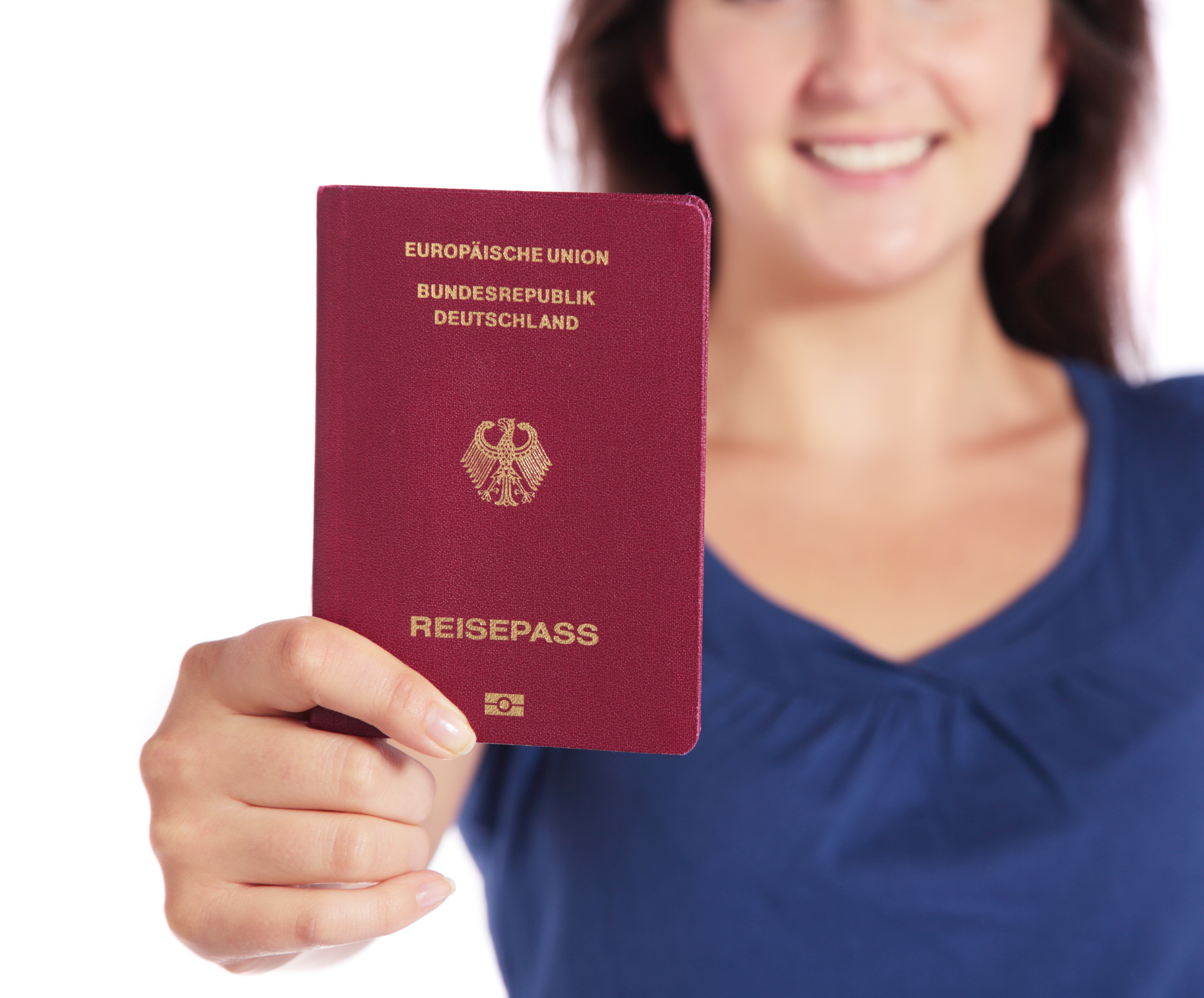 Eine Frau zeigt einen deutschen Reisepass