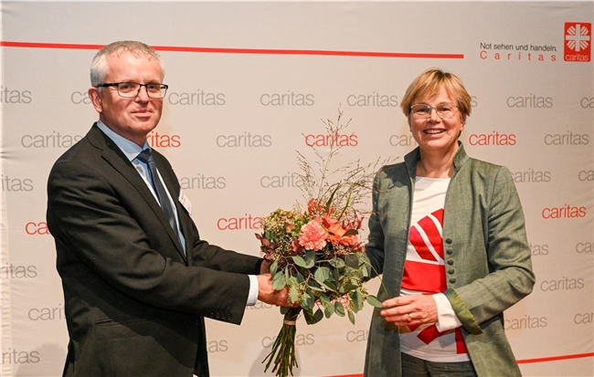 Eva M. Welskop-Deffaa nach der Wahl zur Caritas-Präsidentin zusammen mit Wahlleiter Matthias Mitzscherlich. Foto: DCV / Oppitz