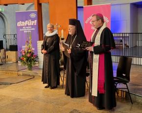 Auf dem Bild sind zu sehen von links: Die EKD-Ratsvorsitzende Bischöfin Kirsten Fehrs, Metropolit Augoustinos von Deutschland, der Vorsitzende der Orthodoxen Bischofskonferenz, und der Vorsitzende der Deutschen Bischofskonferenz, Bischof Dr. Georg Bätzing.