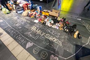 Schuhe, weitere Kleidung, Lebensmittel und Getränke, die Freiwillige gebracht haben, stehen am 5. September 2015 am Hauptbahnhof in Frankfurt am Main. 