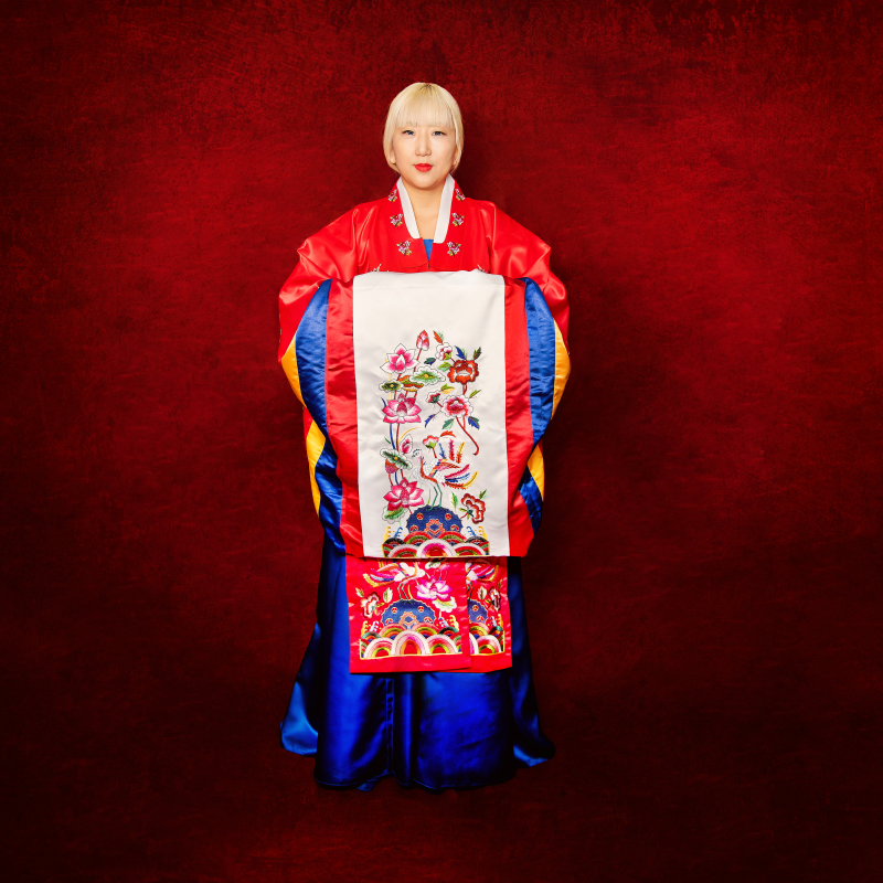 Die Ausstellung zeigt über 100 Portraits von Frauen in traditionellen Gewändern ihrer Herkunftsländer. Foto: Schmauss