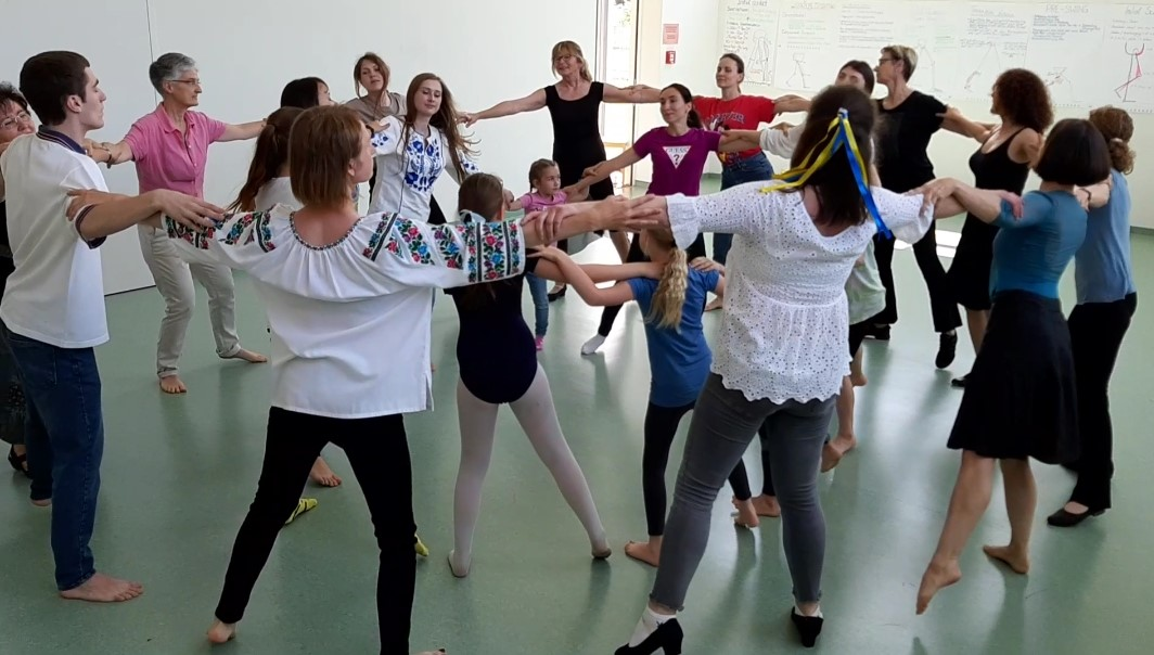 Ukrainische und deutsche Kinder und Erwachsene beim Workshop "Tanzen verbindet alle Nationen". Foto: Bettina Owczarek