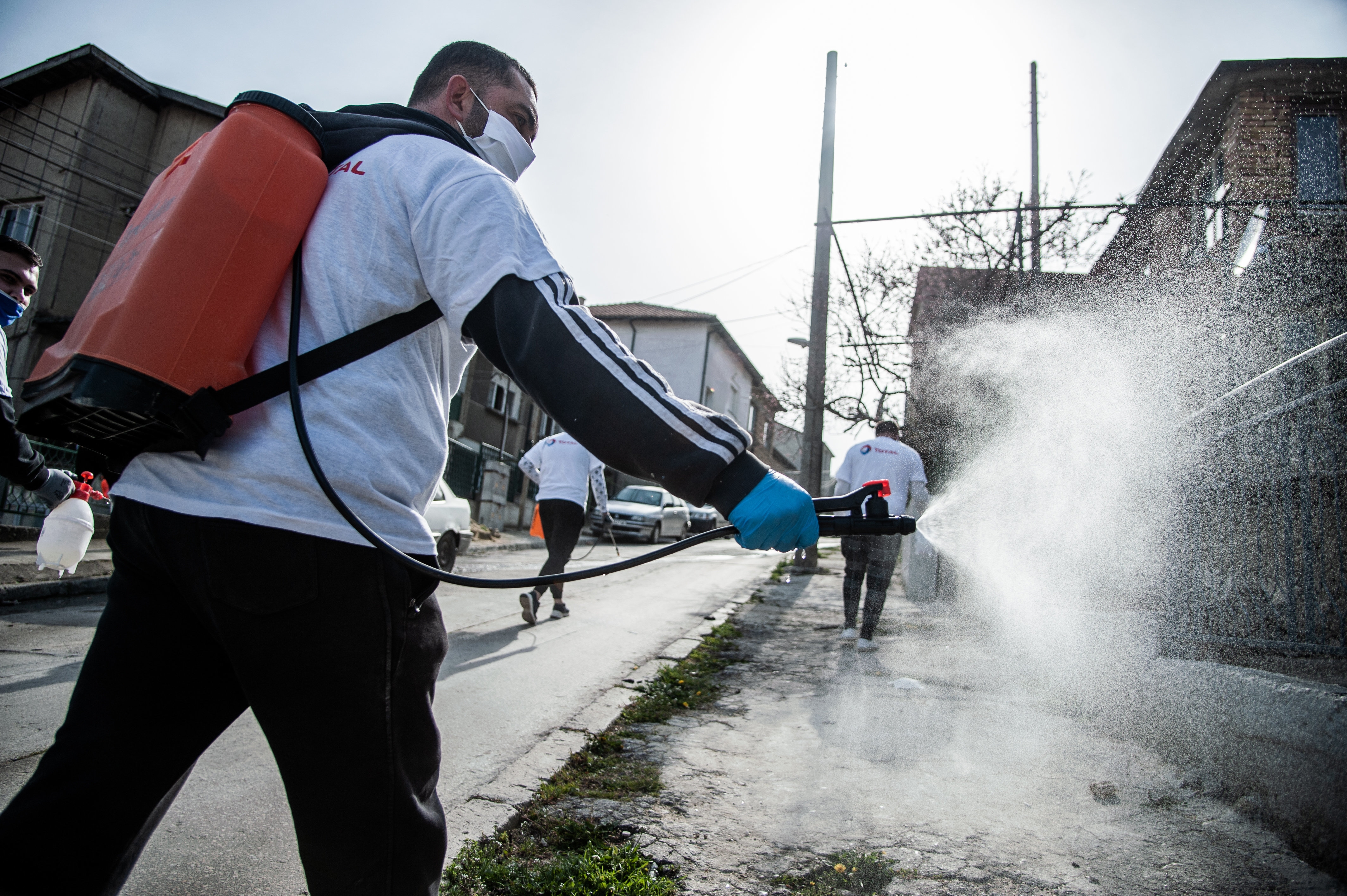 Junge Freiwillige desinfizieren die Straßen in einem überwiegend von Roma bewohnten Viertel der bulgarischen Stadt Varna.