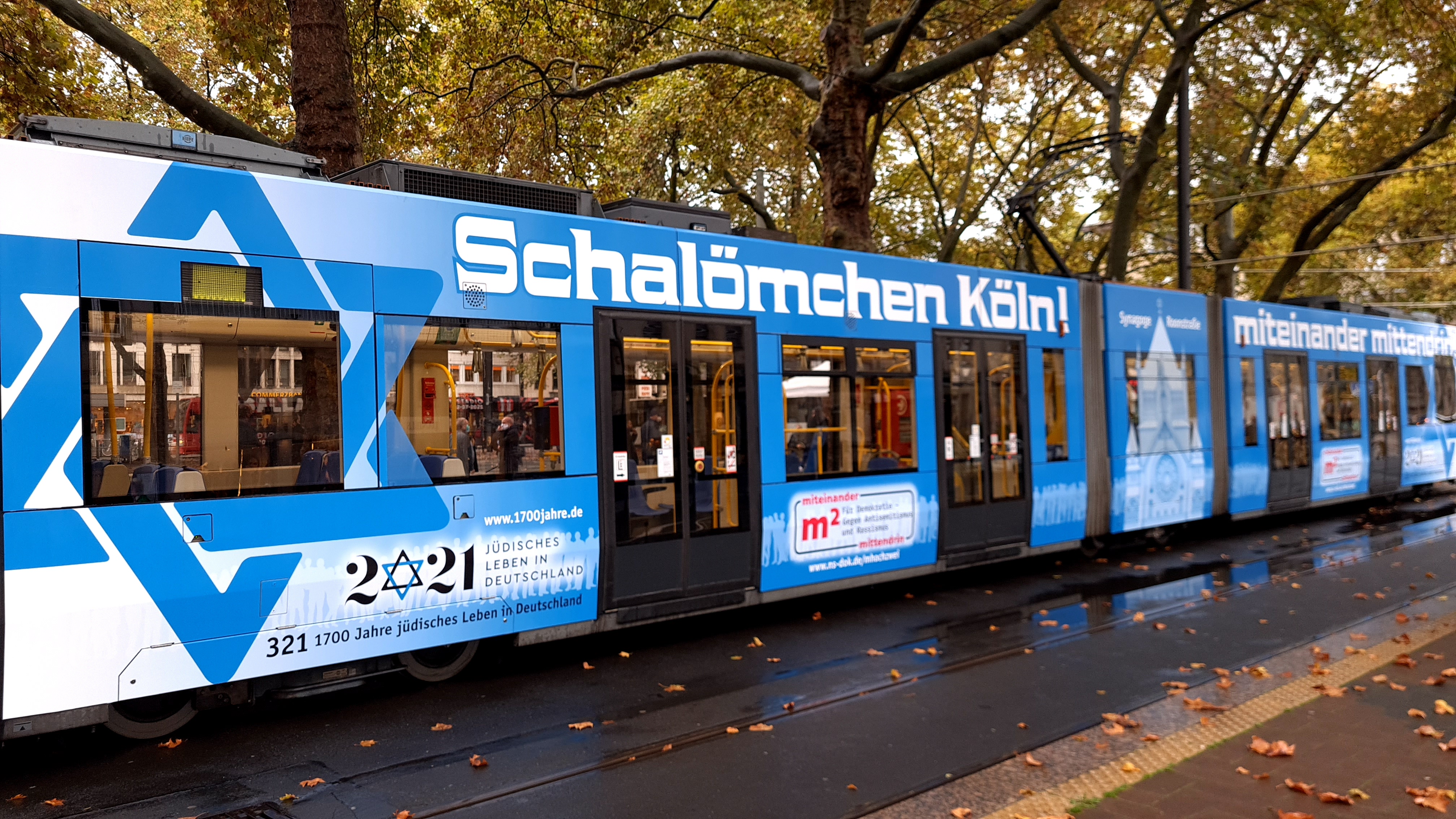 Die "Schalömchen"-Bahn macht im Kölner Schienennetz auf das Festjahr aufmerksam. Foto: 1700 Jahre jüdisches Leben in Deutschland e. V.