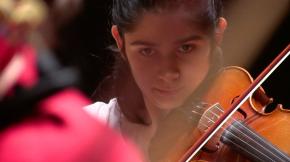 Andjela bewältigt ihre dunklen Erinnerungen mit ihrer Geige im Jugendsymphonieorchester.