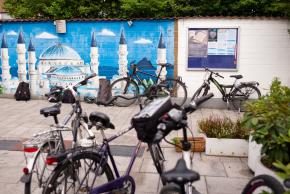 Fahrräder vor der DITIB Osman-Gazi-Moschee in Monheim