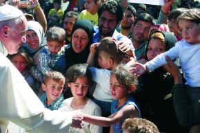 © KNA, Papst Franziskus begrüßt geflüchtete Menschen im Haftlager Moria auf der Insel Lesbos bei seinem Besuch am 16. April 2016.