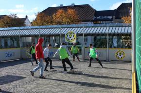 Beim Streetkick können sich junge Balltalente austoben. Jeder und Jede kann mitmachen, unabhängig von Hautfarbe, Geschlecht, Alter und Fähigkeiten. Foto: Caritasverband Arnsberg-Sundern