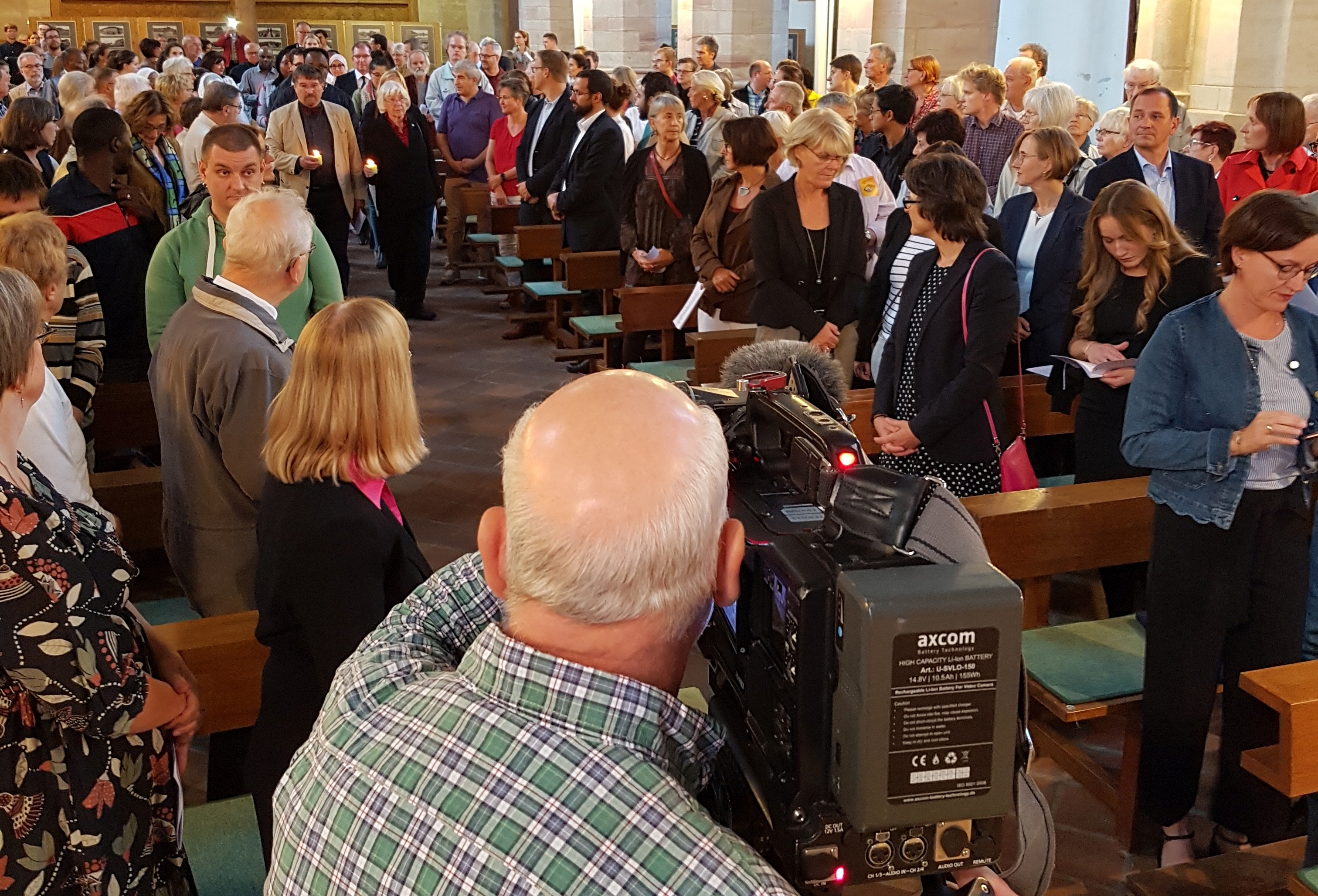 Ein Kameramann filmt den Gottesdienst beim bundesweiten Auftakt der Interkulturellen Woche 2019 in Halle/Saale.