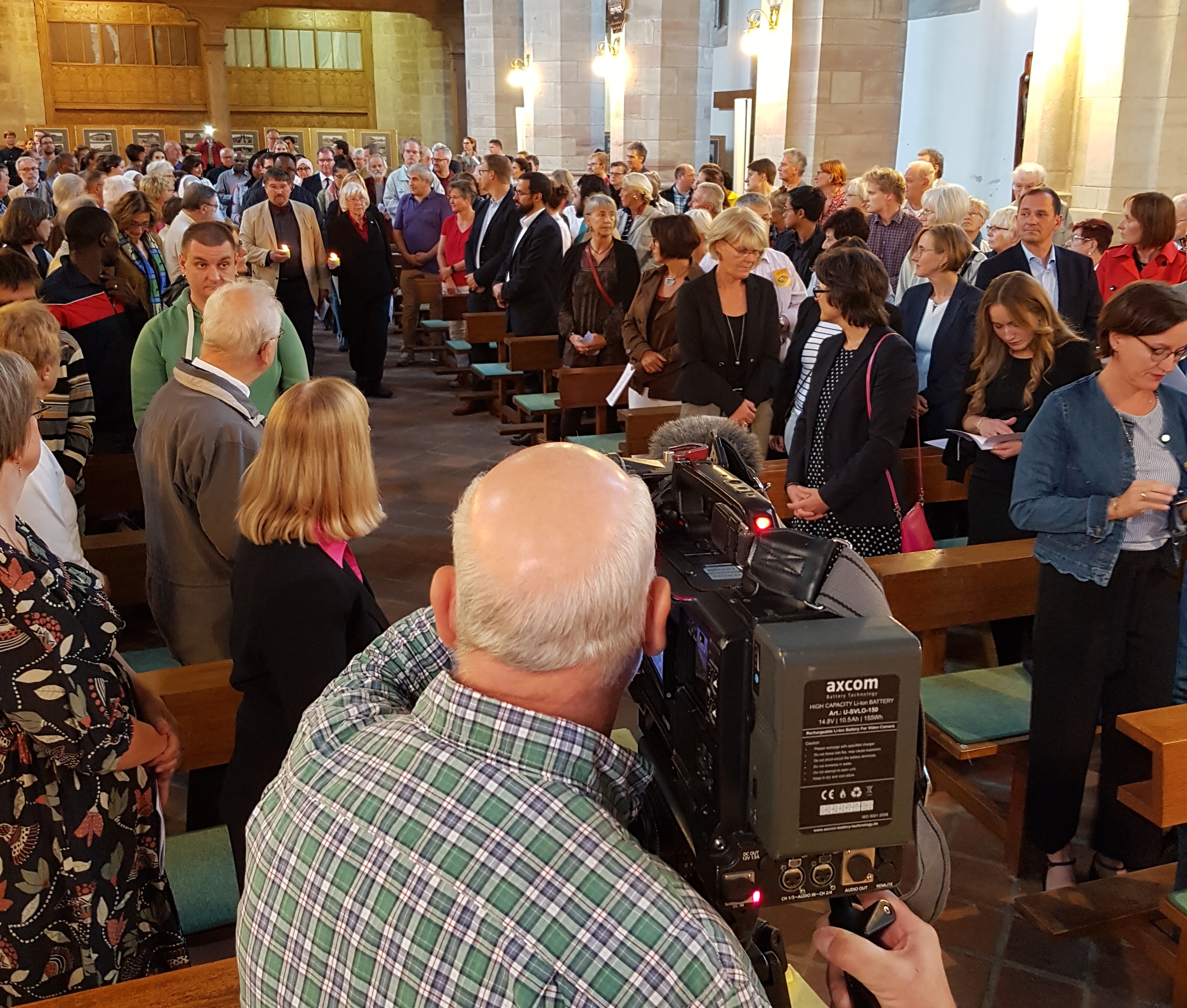 Ein Kameramann filmt den Gottesdienst beim bundesweiten Auftakt der Interkulturellen Woche 2019 in Halle/Saale.