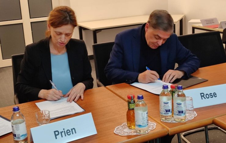 Die Präsidentin der Kultusministerkonferenz, Karin Prien, und der Vorsitzende des Zentralrats Deutscher Sinti und Roma, Romani Rose, unterzeichneten im Dezember 2022 in Berlin die Gemeinsame Erklärung. Foto: Zentralrat