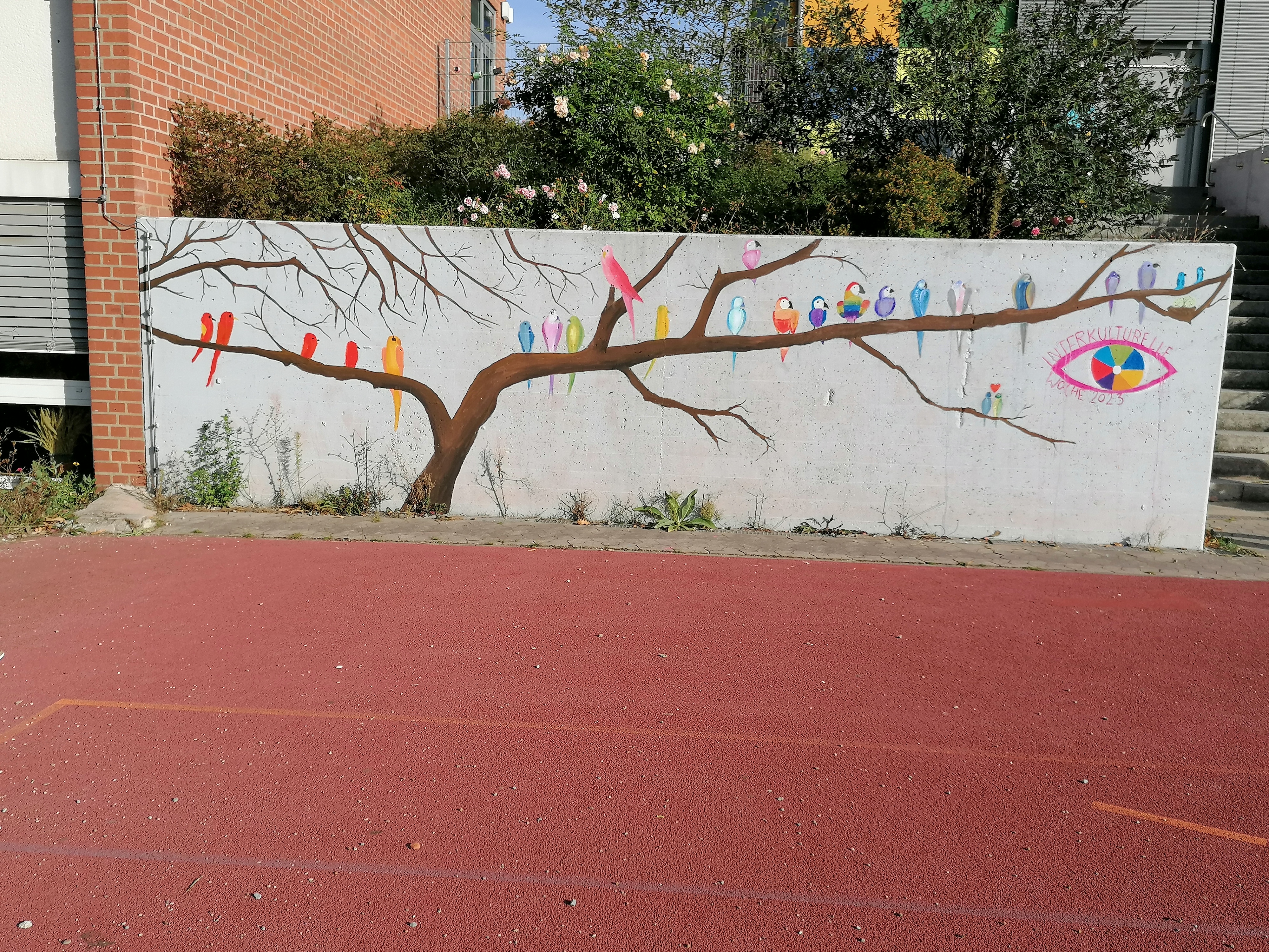 Im Schulhof entstand unter Anleitung des syrischen Künstlers Moneer Ballish ein Großkunstwerk. Foto: Mittelschule Dietenhofen