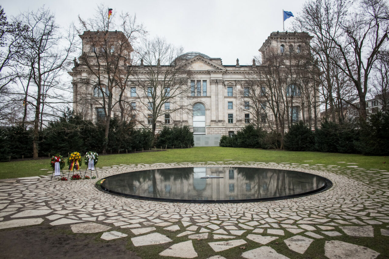 Das Denkmal für die im Nationalsozialismus ermordeten Sinti und Roma Europas wurde vor zehn Jahren der Öffentlichkeit übergeben.