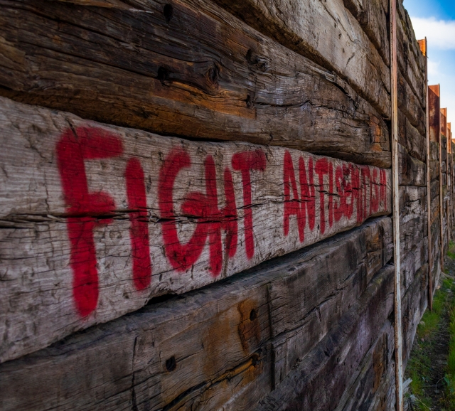 Schriftzug "Fight Antisemitism" auf einer Holzwand. Foto: Adobe Stock
