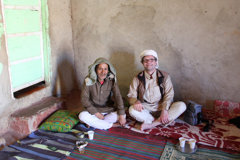 Der Schauspieler und Theatermacher Norbert Eilts (rechts) reiste zur Recherche auf die Sinai-Halbinsel, wo er mit Beduinen Beduinen vom Stamm der Tarabin lebte. Foto: Wortkino Theater