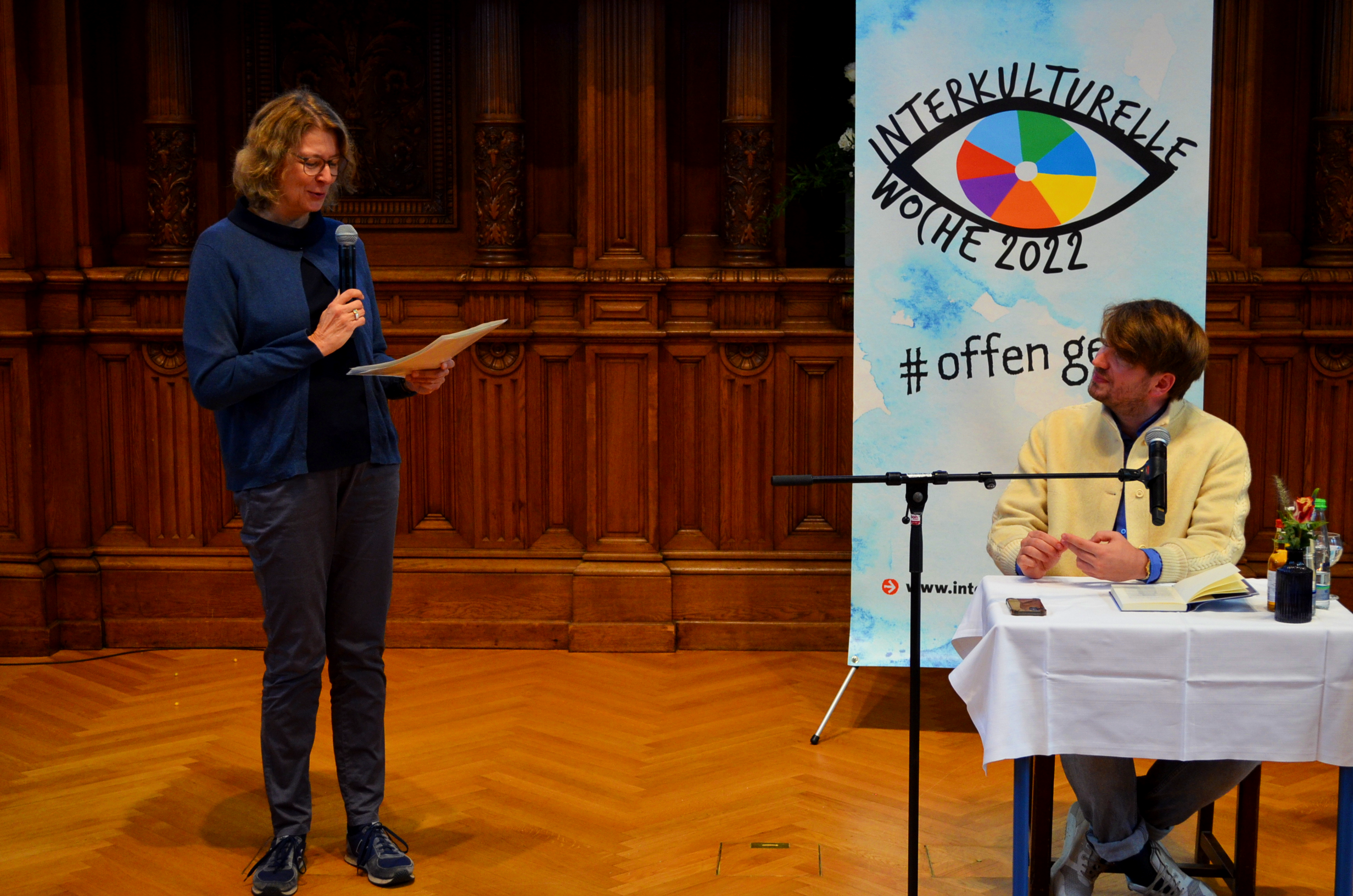 Beim anschließenden Empfang im Rathaus moderierte Jutta Weduwen die Lesung mit Dmitrij Kapitelman. Foto: ÖVA