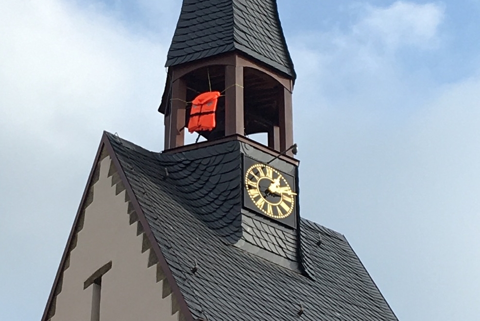 Eine Rettungsweste hängt am Turm der Kirche St. Antonius in Immensen.