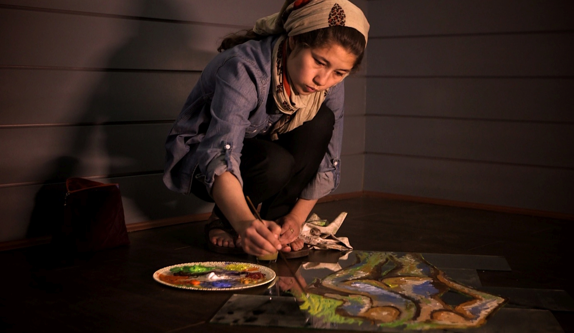 Faiqa Sultani begann nach dem Anschlag, Bilder mit Motiven zu malen, die in Afghanistan tabu sind. Sie bekommt Todesdrohungen.  © Brot und Zwiebel
