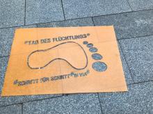 Köln: Tag des Flüchtlings 29.9.2017: Unter dem Motto „Schritt für Schritt" machte IN VIA Köln die kleinen und großen Schritte sowie die Erfolge der Integration von Geflüchteten mit Fußabdrücken durch Köln deutlich.© IN VIA Köln