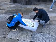 Köln: Tag des Flüchtlings 29.9.2017: Unter dem Motto „Schritt für Schritt" machte IN VIA Köln die kleinen und großen Schritte sowie die Erfolge der Integration von Geflüchteten mit Fußabdrücken durch Köln deutlich.© IN VIA Köln