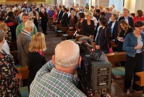 Ein Kameramann filmt den Gottesdienst beim bundesweiten Auftakt der Interkulturellen Woche 2019 in Halle/Saale.