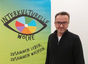 Markus Kaes vor dem "IKW-Auge" in der Farbgebung von 2020.