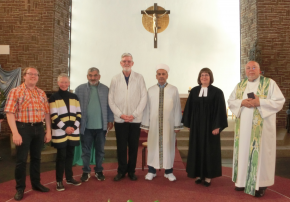 Sie gestalteten die Veranstaltung (v. l.): Organist Markus Köppen, Mitorganisatorin Dagmar Matthies, Erol Öksüz, Dr. Jochen Sieper (liberale jüdische Gemeinde), Necdet Koc (Imam der türkisch-islamischen Gemeinde), Kerstin Tiemann (Superintendentin des ev.-luth. Kirchenkreises Cuxhaven-Hadeln) und Christian Piegenschke (Pfarrer der röm-kath. Gemeinde). Foto: Norbert Matthies