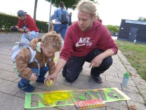 Groß und Klein konnten bei der Gestaltung des Friedensweges zur Spraydose greifen. Fotos: Caritas Arnsberg